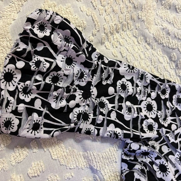 Women’s Zippered Jacket From Clara S. Size Large Black White Floral Print - Picture 7 of 7